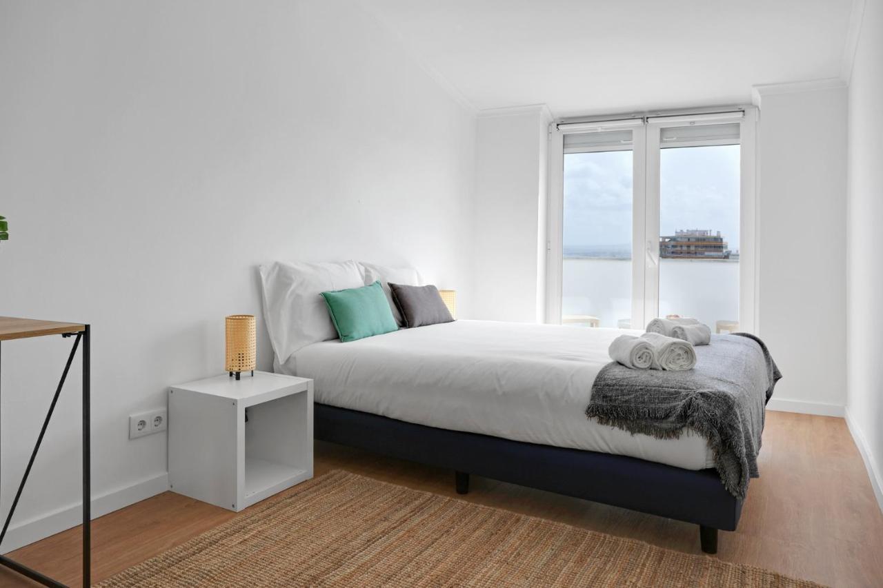 Sunny 2 Bedroom Apartment In Almada - Balconies With River View 外观 照片