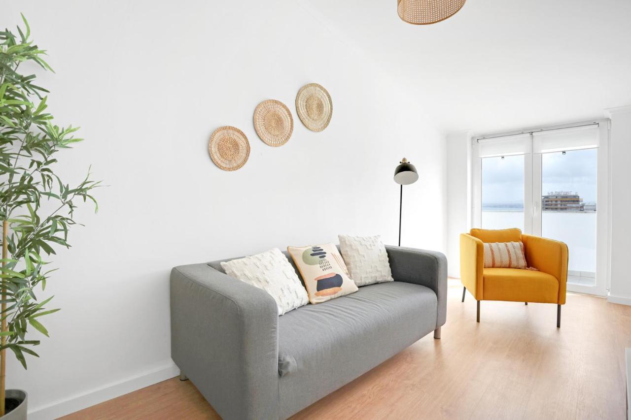 Sunny 2 Bedroom Apartment In Almada - Balconies With River View 外观 照片
